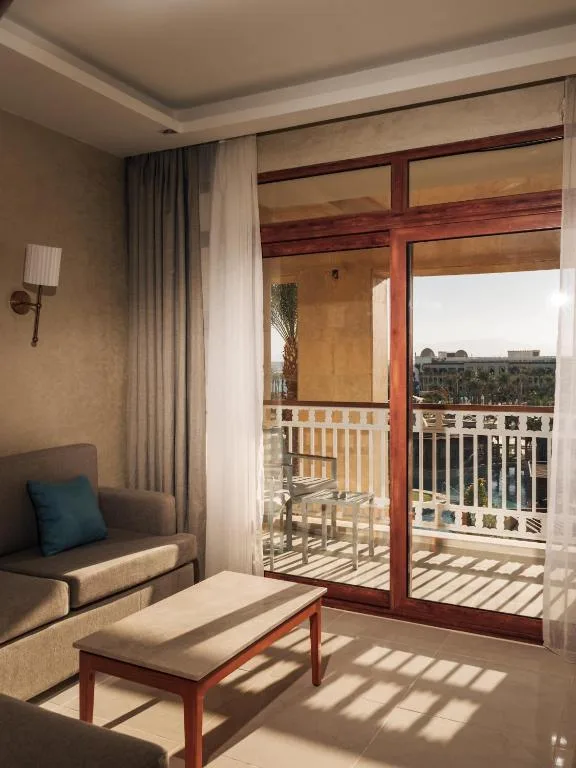 Al Kasr Sahl Hasheesh: another view