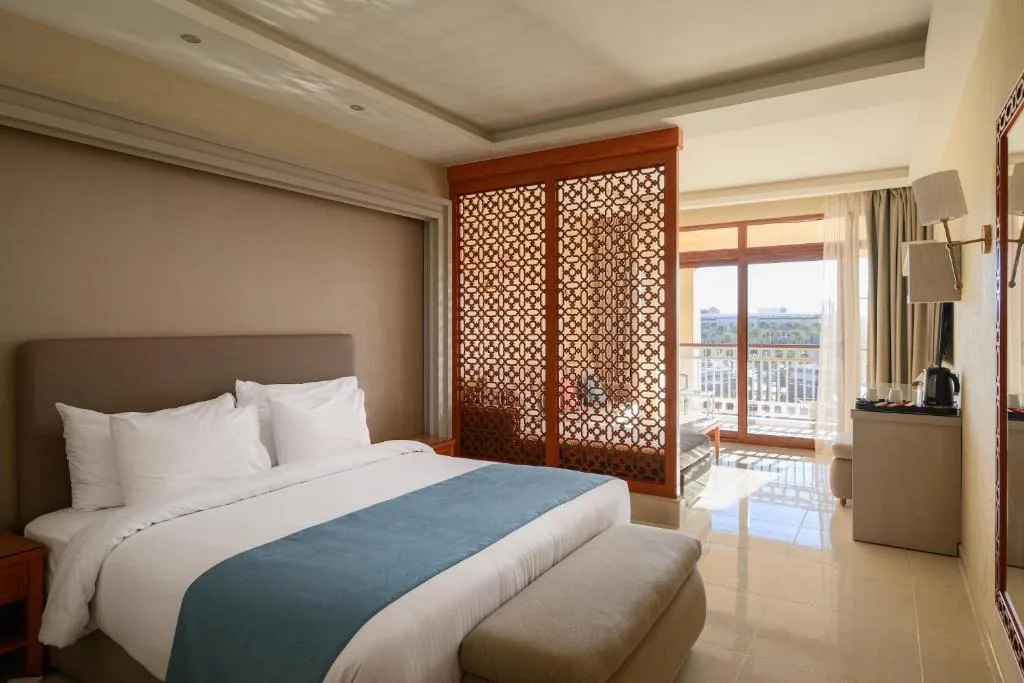 Al Kasr Sahl Hasheesh: another view