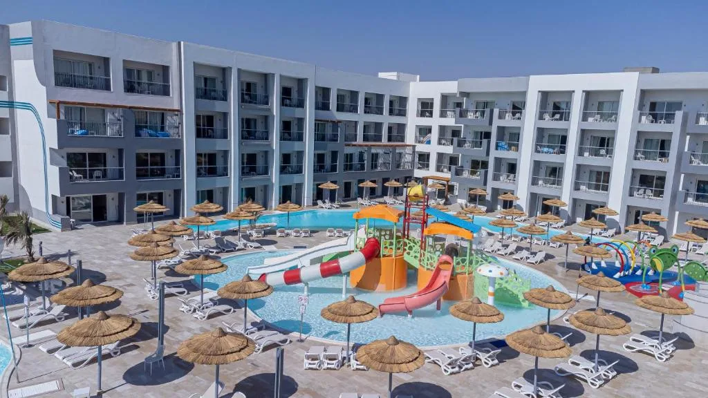 Amwaj Beach Club Abu Soma: another view