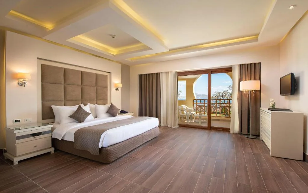 Charmillion Club Resort: another view