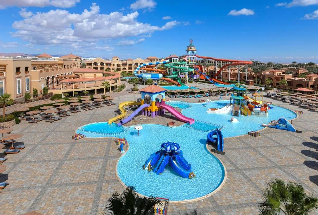 Charmillion Gardens Aquapark: another view
