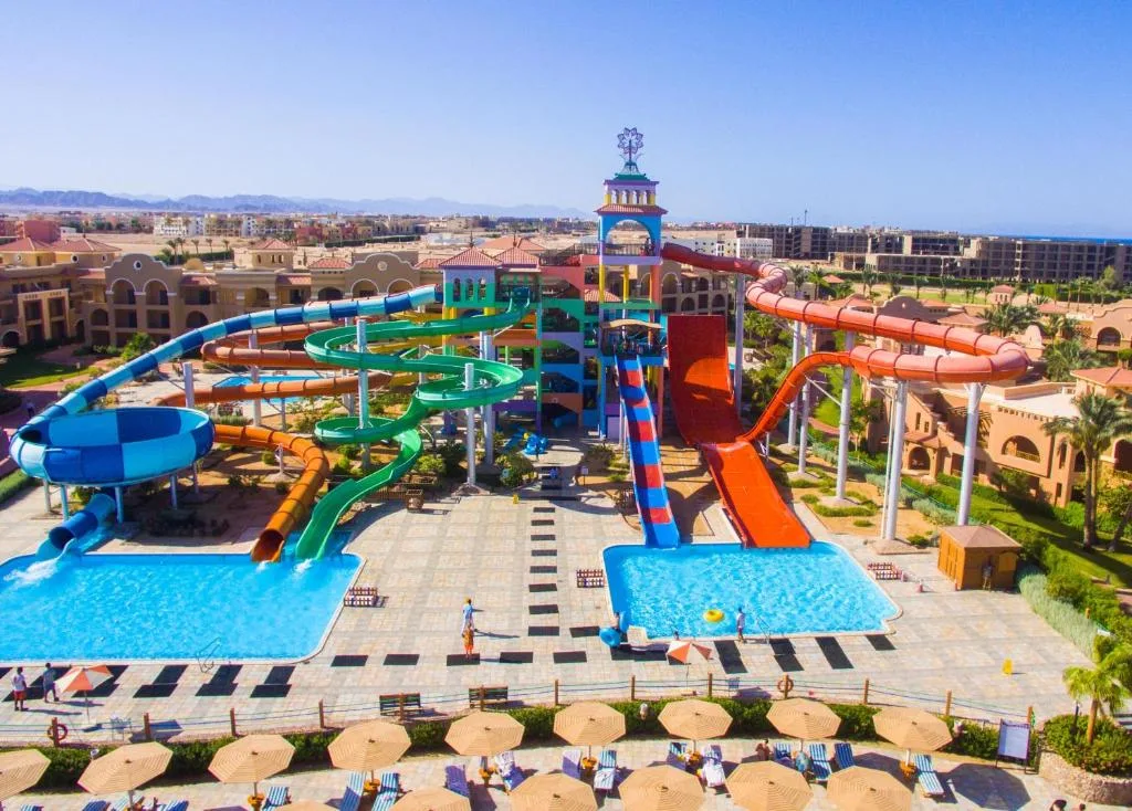Charmillion Gardens Aquapark: another view