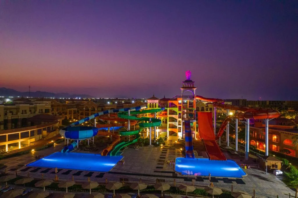 Charmillion Gardens Aquapark: another view