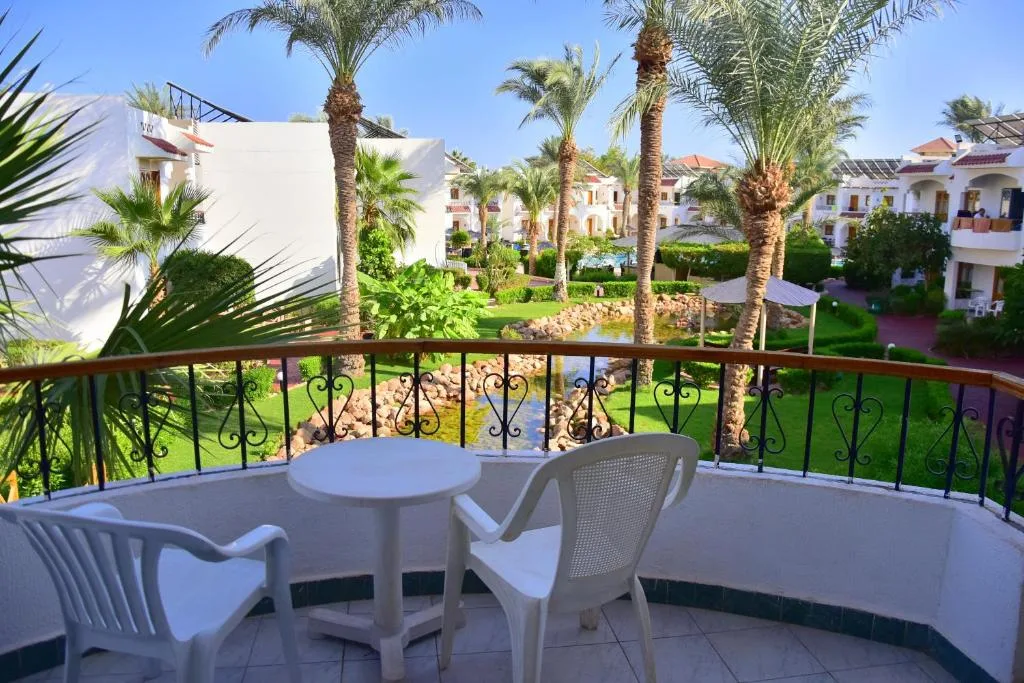 Dive Inn Resort: another view