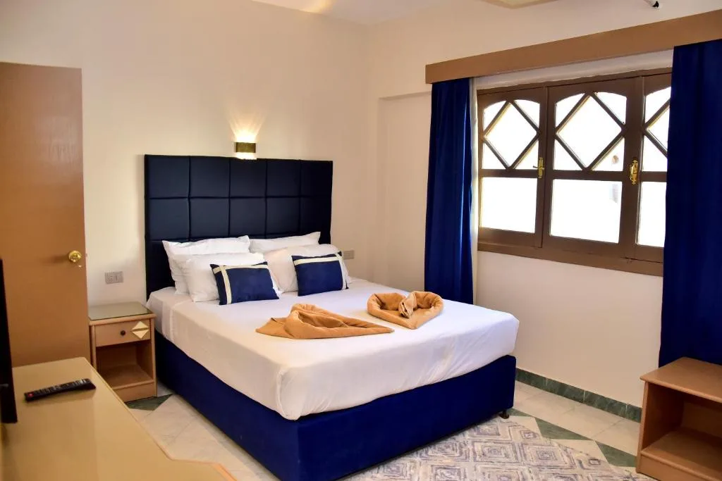 Dive Inn Resort: another view