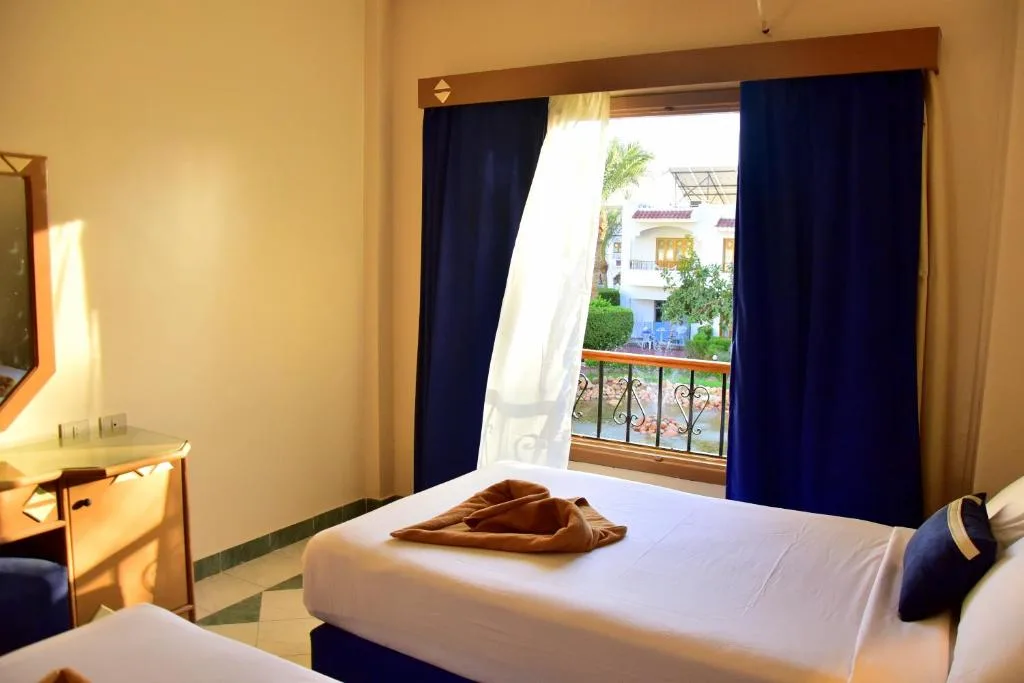 Dive Inn Resort: another view