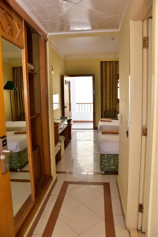 Dive Inn Resort: another view