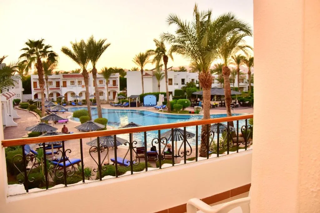 Dive Inn Resort: another view