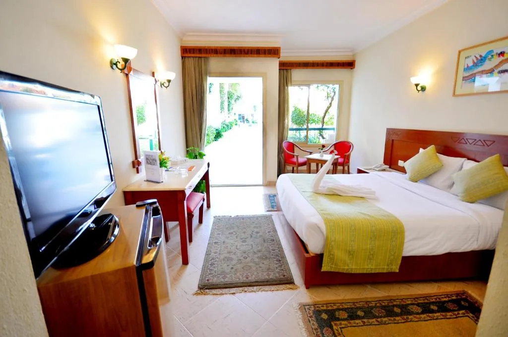 Falcon Hills Hotel: another view