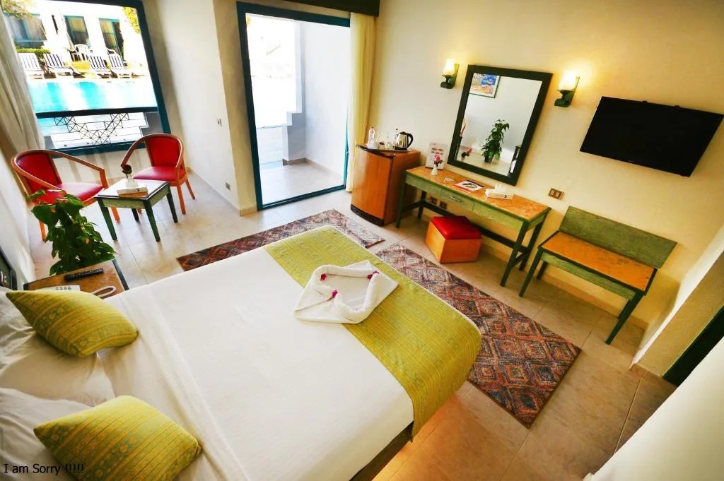 Falcon Hills Hotel: another view