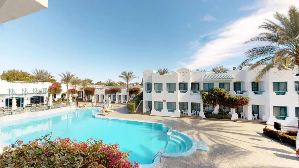 Falcon Hills Hotel: another view