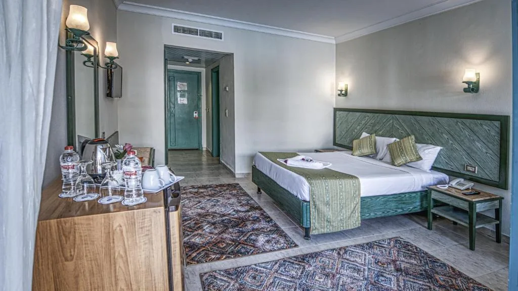 Falcon Hills Hotel: another view