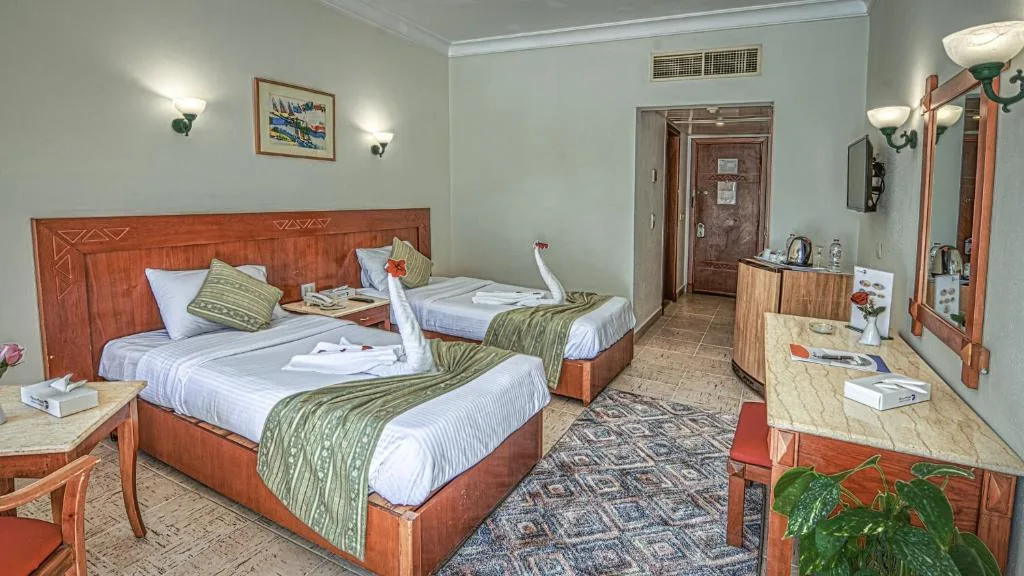 Falcon Hills Hotel: another view