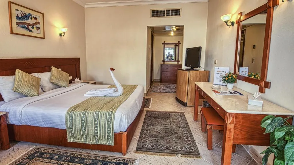Falcon Hills Hotel: another view