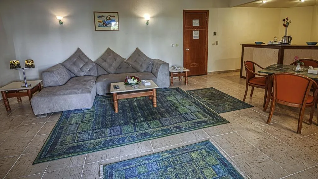 Falcon Hills Hotel: another view