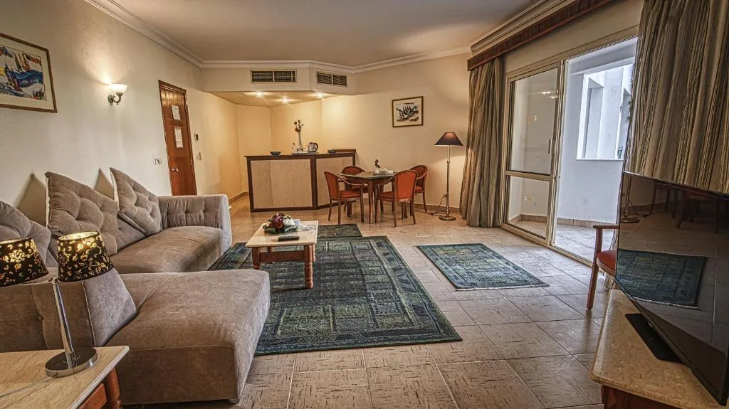 Falcon Hills Hotel: another view