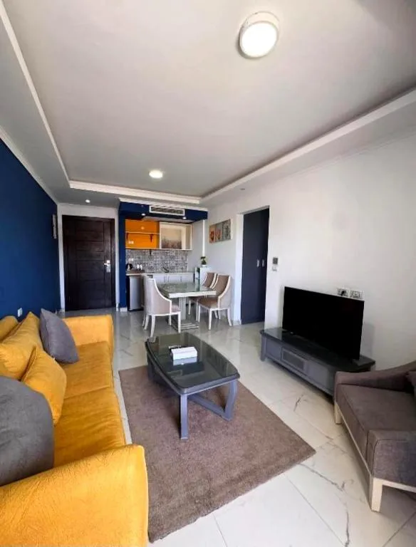Queen T Suites: another view