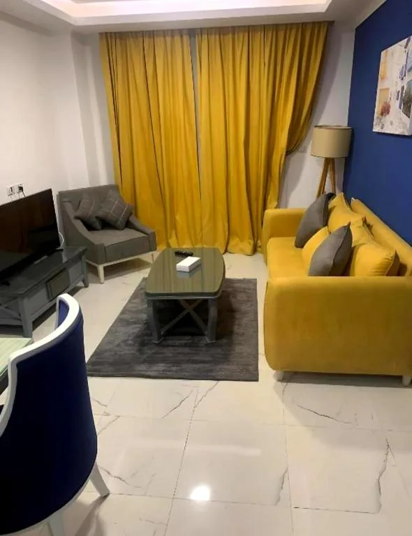 Queen T Suites: another view