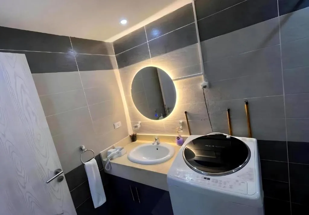 Queen T Suites: another view