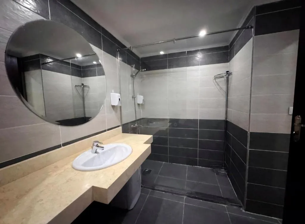 Queen T Suites: another view