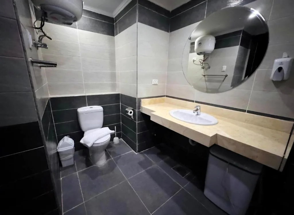 Queen T Suites: another view