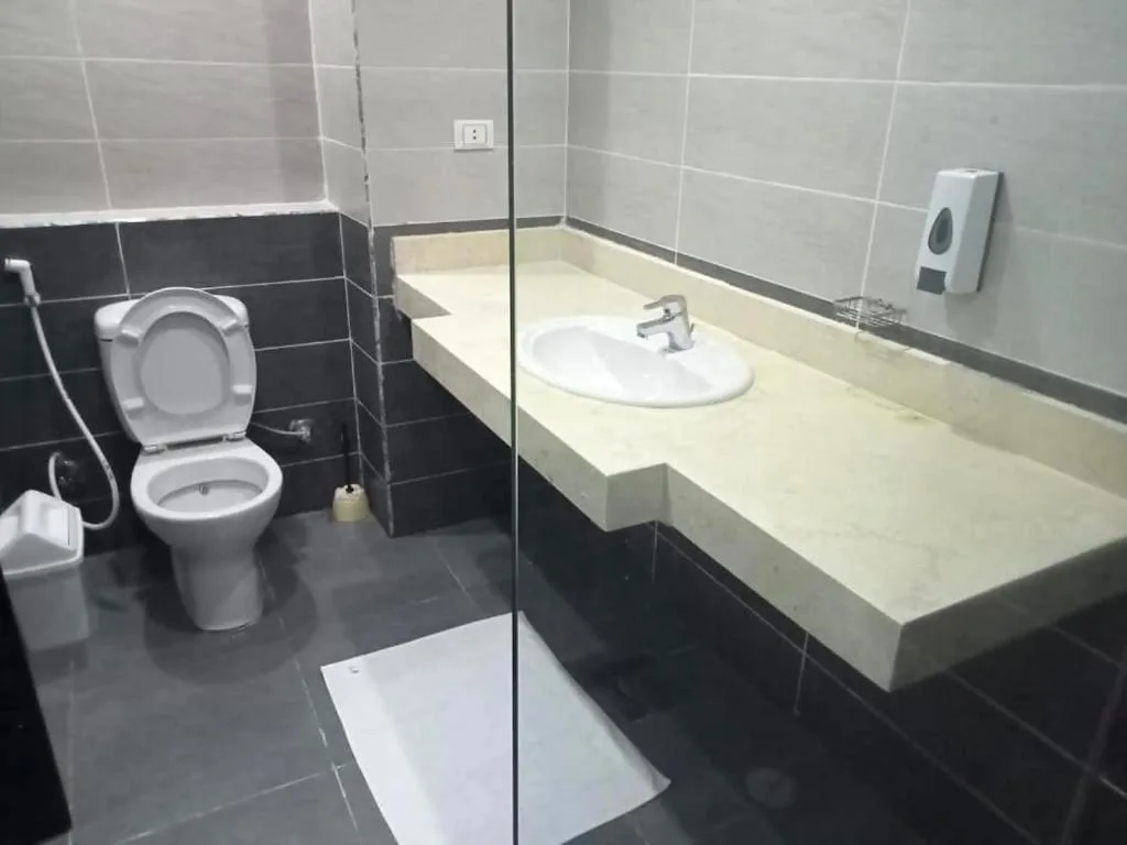 Queen T Suites: another view