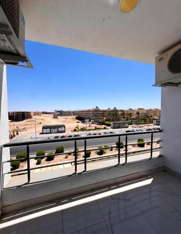 Queen T Suites: another view