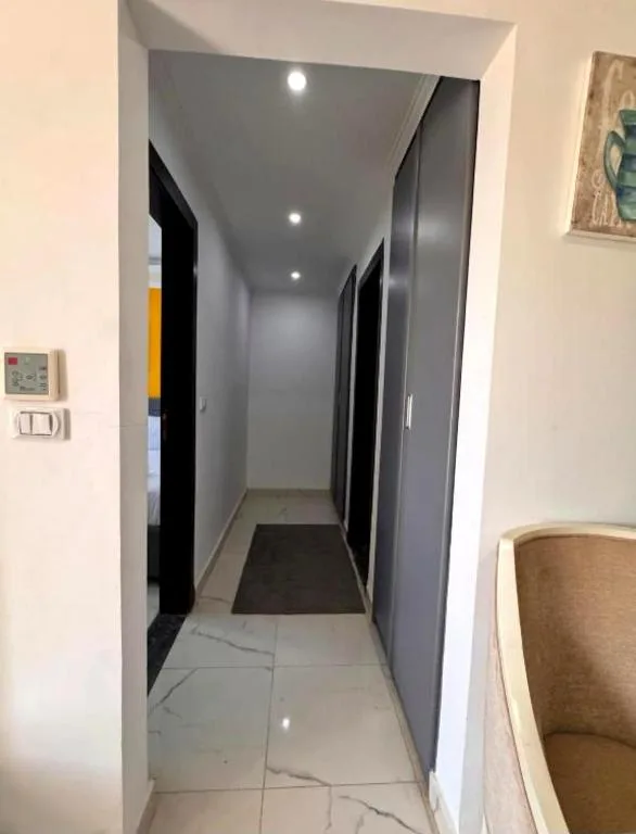 Queen T Suites: another view