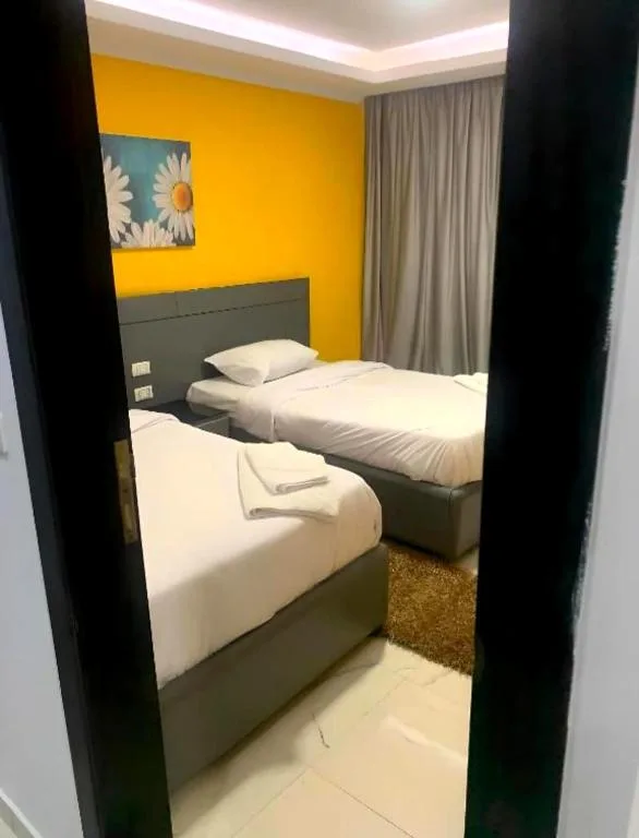 Queen T Suites: another view