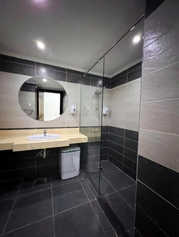 Queen T Suites: another view