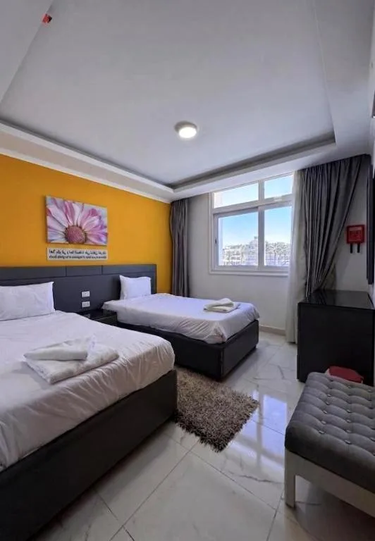 Queen T Suites: another view