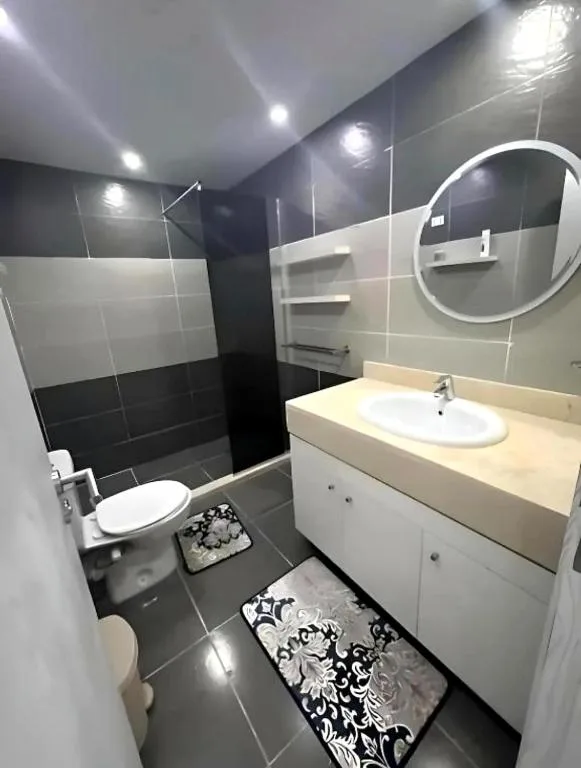 Queen T Suites: another view