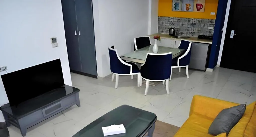 Queen T Suites: another view