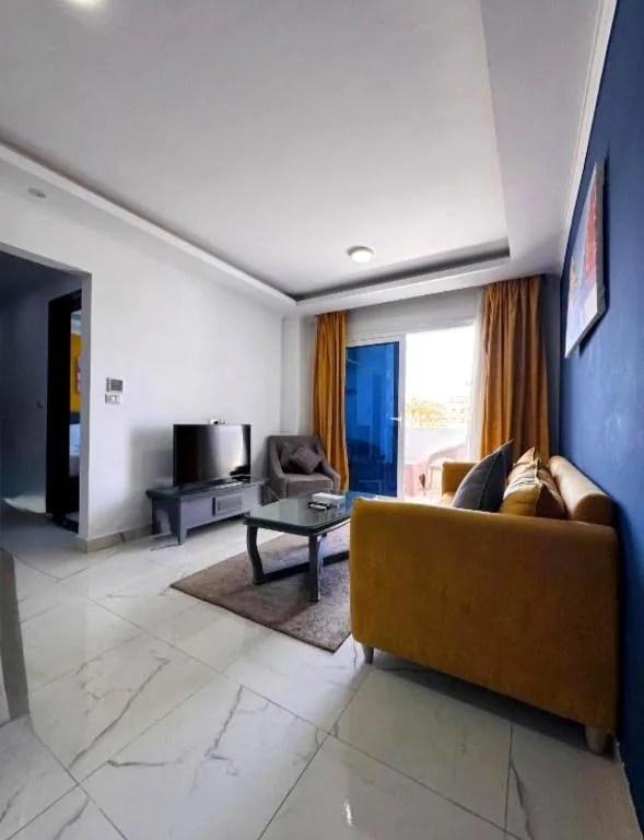 Queen T Suites: another view