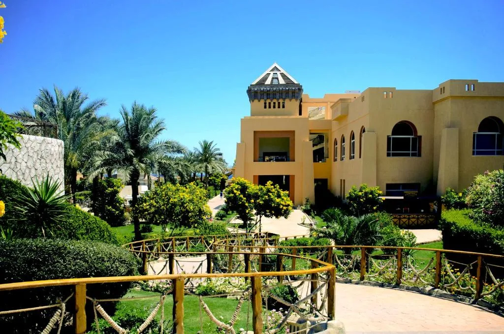 Rehana Royal Beach Resort: another view
