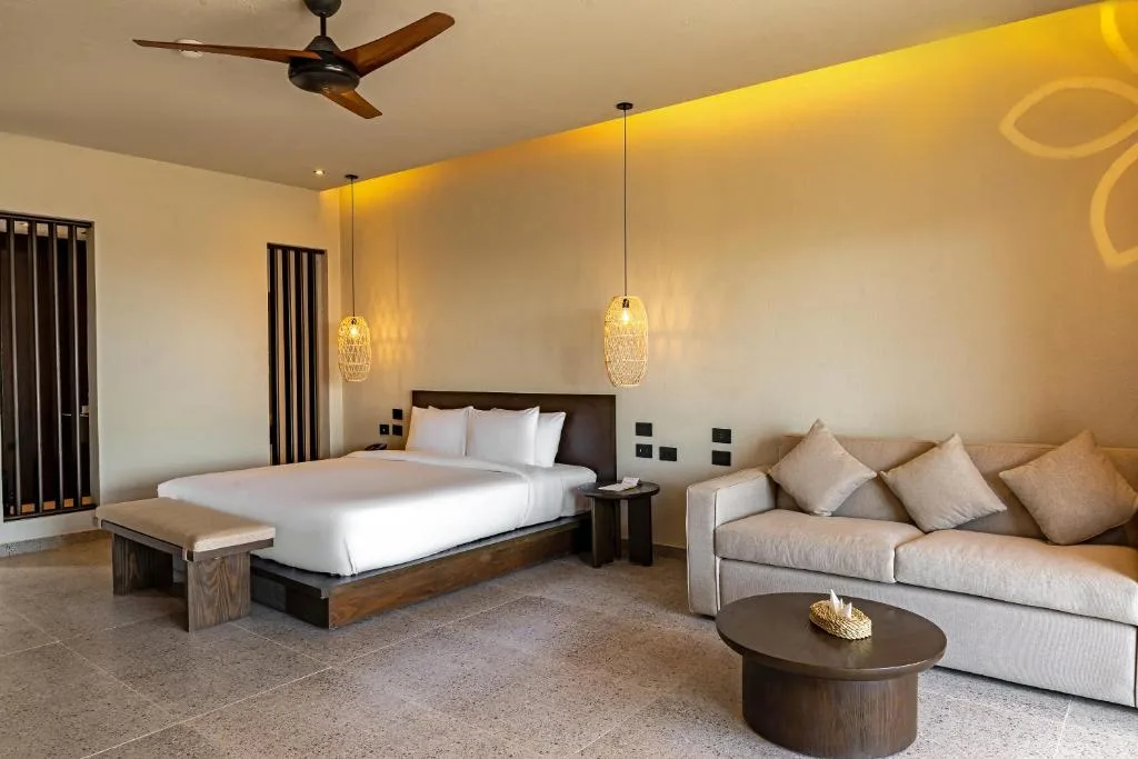 Sentido Naga Bay: another view