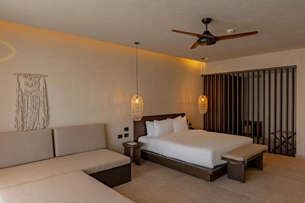 Sentido Naga Bay: another view