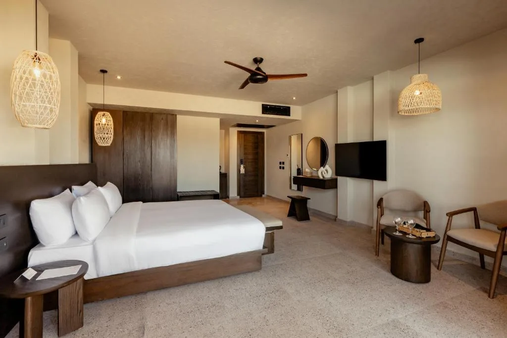 Sentido Naga Bay: another view