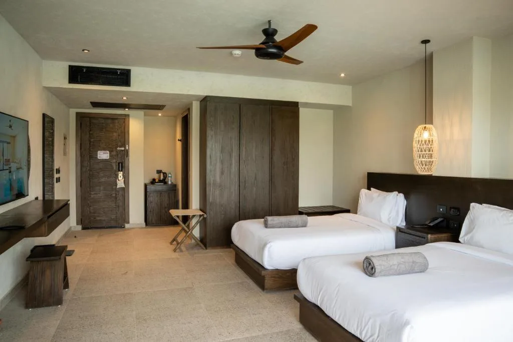 Sentido Naga Bay: another view