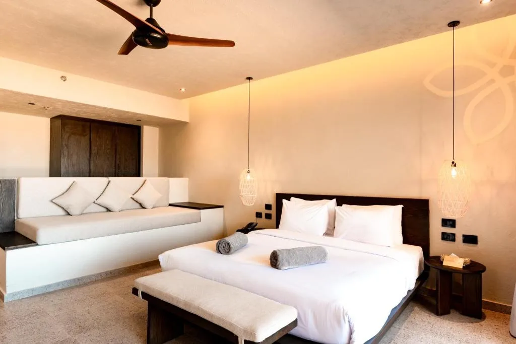 Sentido Naga Bay: another view