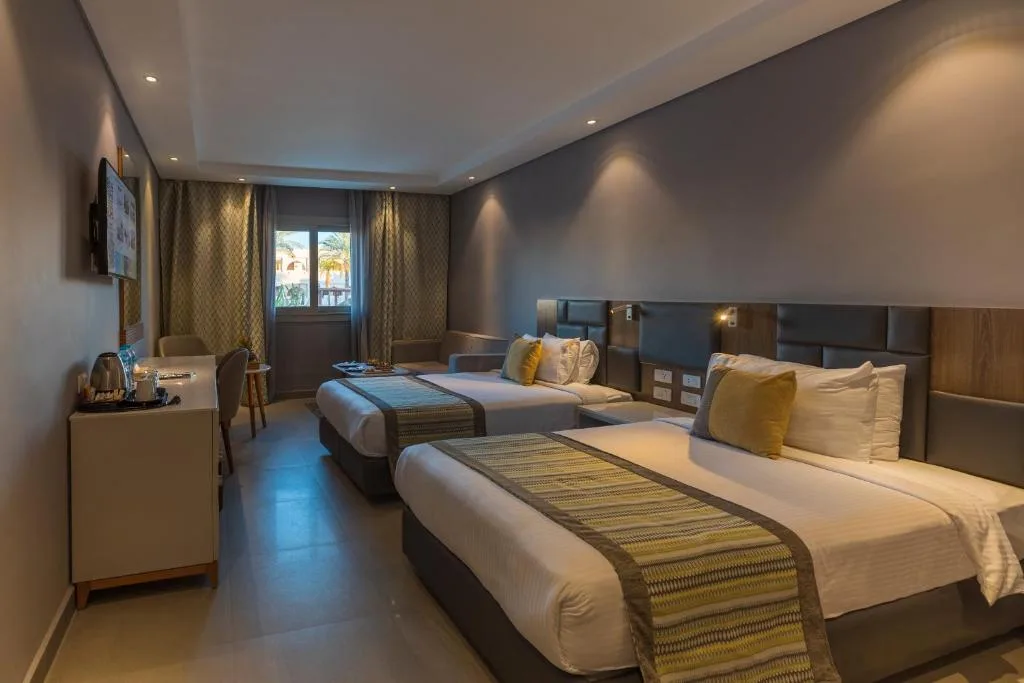 Sunrise Diamond Beach Resort Grand Select: another view