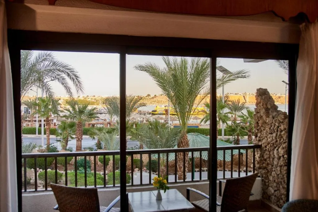 Turquoise Beach Hotel: another view