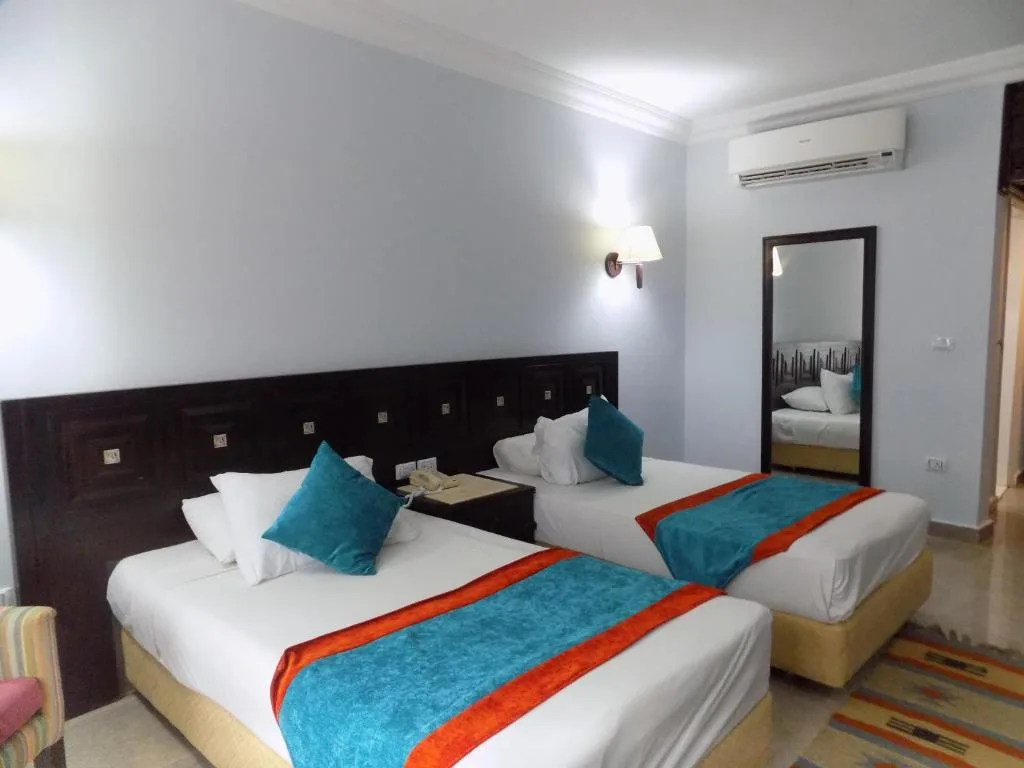Turquoise Beach Hotel: another view