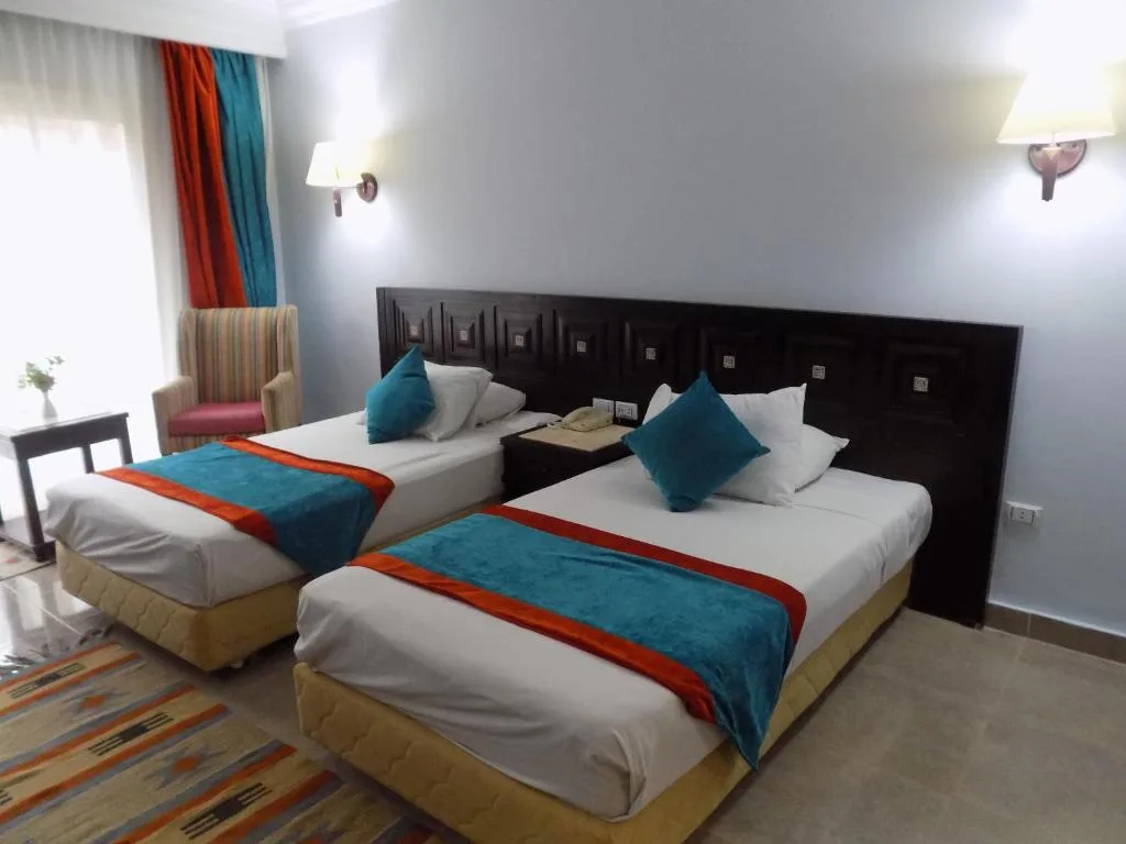 Turquoise Beach Hotel: another view