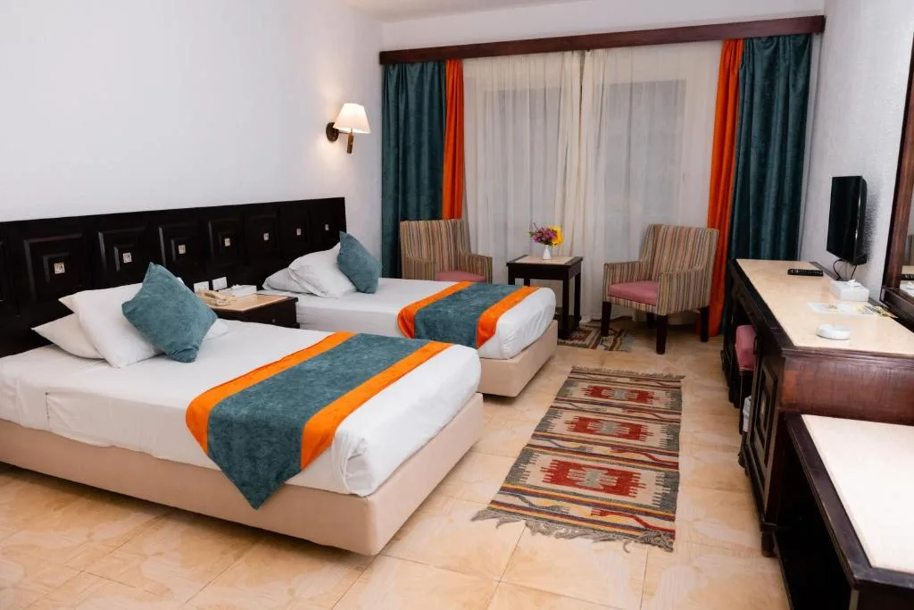 Turquoise Beach Hotel: another view